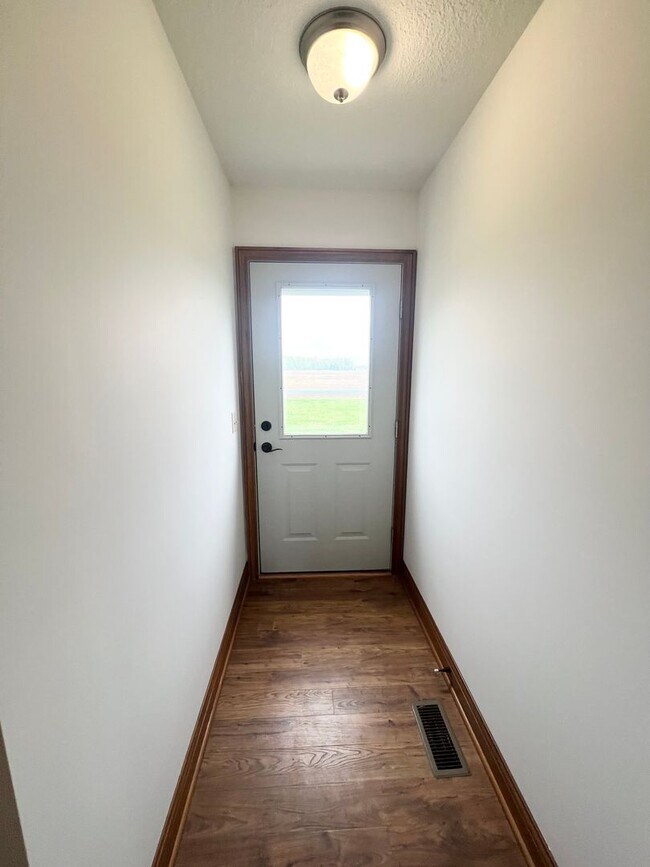 Building Photo - NEW LISTING! 3 Bedroom home