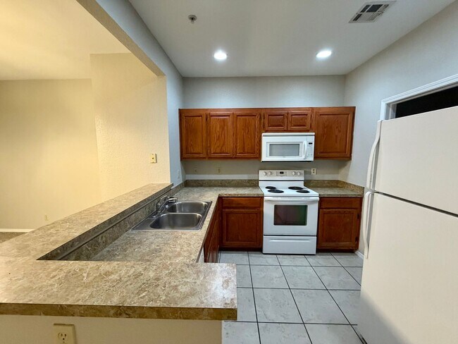 Building Photo - C Street Flats