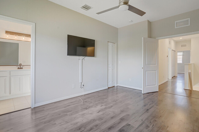 Building Photo - 1101 Vermilion Dr