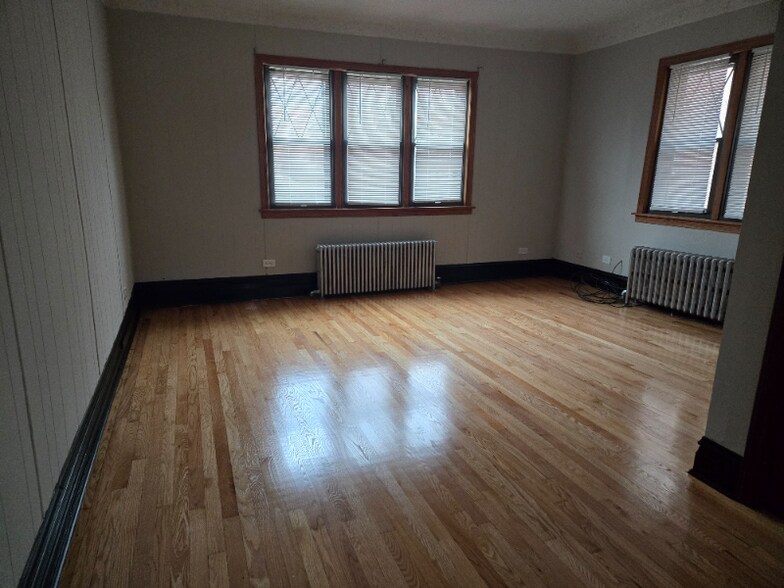 Building Photo - 6319 S Central Ave