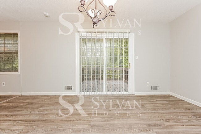 Building Photo - Welcome home to this 3 bedroom, 2 bathroom...