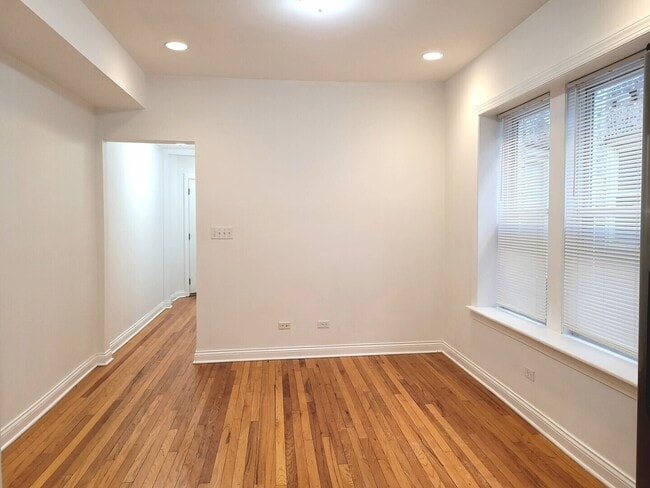 Building Photo - 7207 N Damen Ave