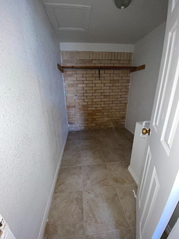 Building Photo - 613 E Expressway 83