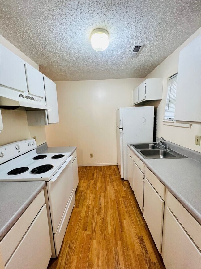 Building Photo - Upper Level Unit