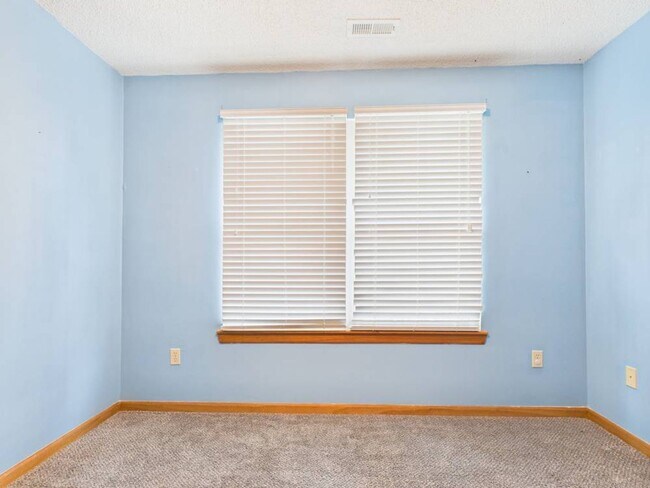 Building Photo - 1213 Fox Run Dr