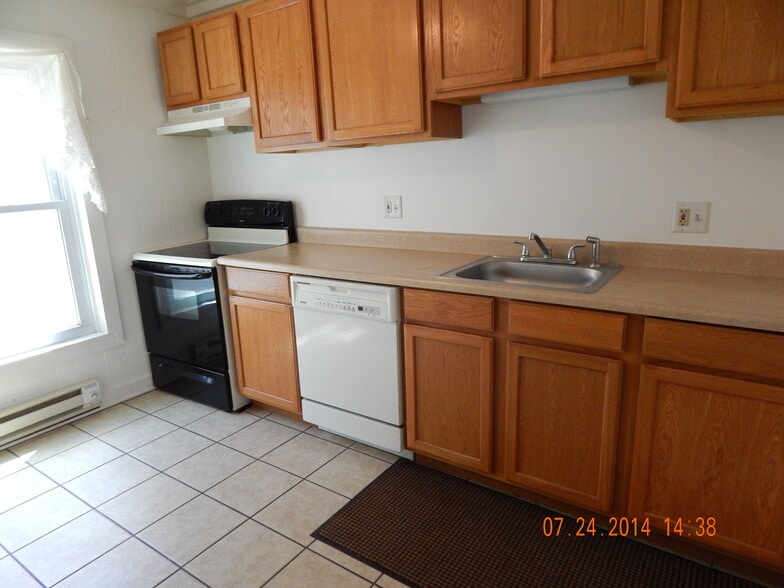Nice large kitchen, dishwasher, disposal, stove and refrigerator - 719 Johnson Ave
