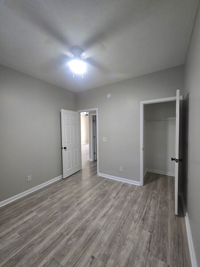 Building Photo - 504 River Oaks Dr