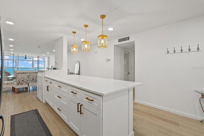 Building Photo - 255 The Esplanade N