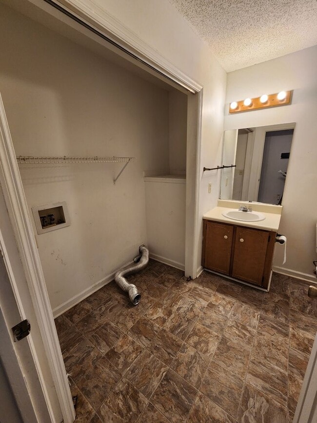 Building Photo - 1102 Tomahawk Trail