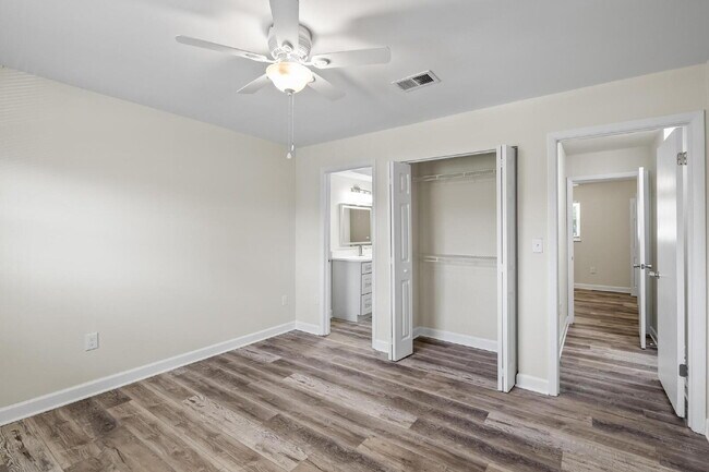 Building Photo - "Charming 2-Bed Townhouse with Modern Comf...