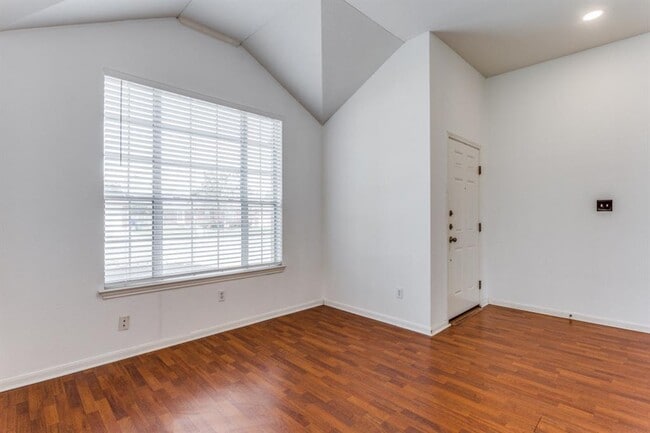 Building Photo - 648 Columbine Ave