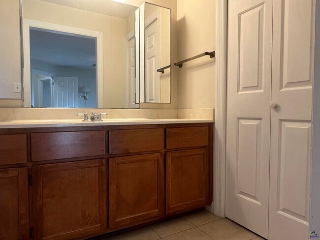 Building Photo - 115 Wedgewood Ct