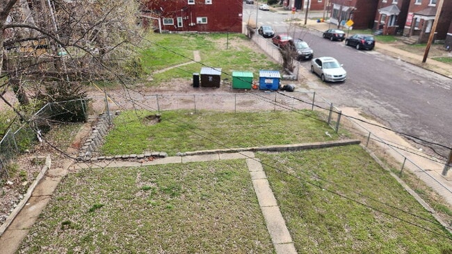 Building Photo - "Charming 1-Bed Oasis in Vibrant St. Louis - Your Urban Retreat Awaits!"