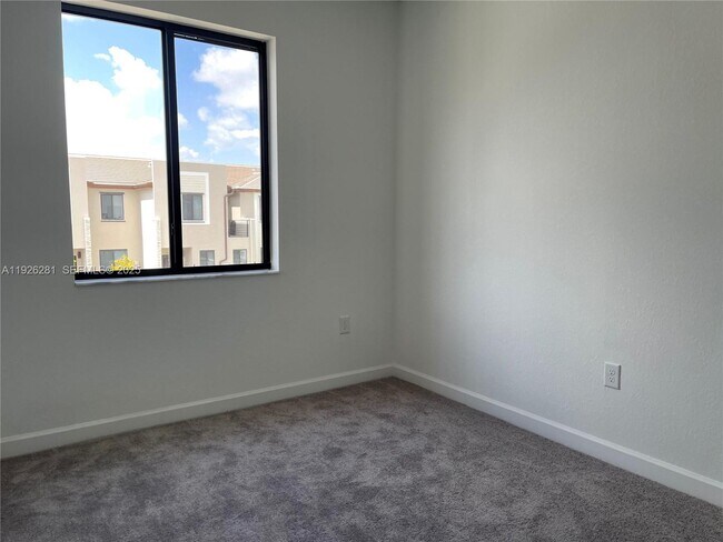 Building Photo - 20679 NE 7th Pl