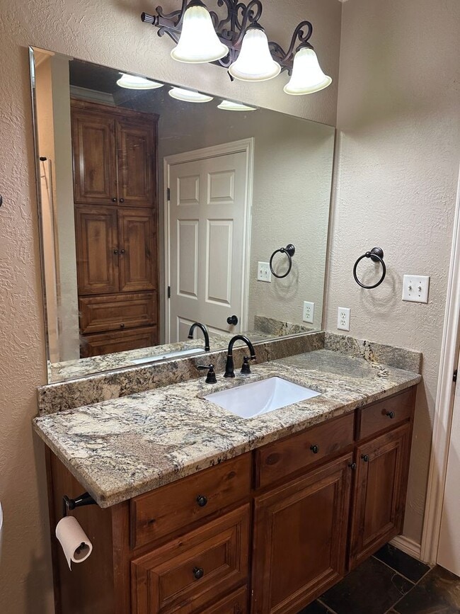 Building Photo - College Station - 3 bedroom 2 bath- 2 car garage - fenced in back yard home in Castlegate