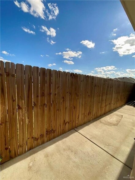 Building Photo - 404 Rafael Dr