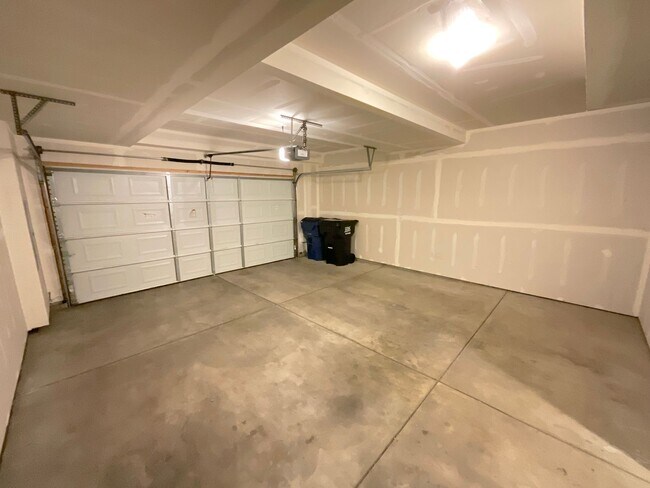 Building Photo - 3 Bedroom Townhome Available Near Dublin B...