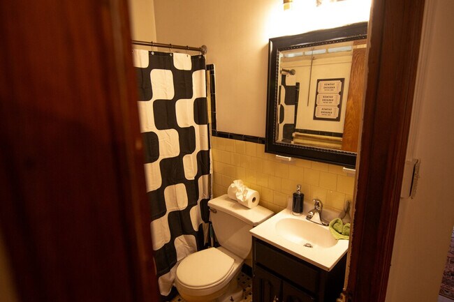 Building Photo - 1514 16th St SE