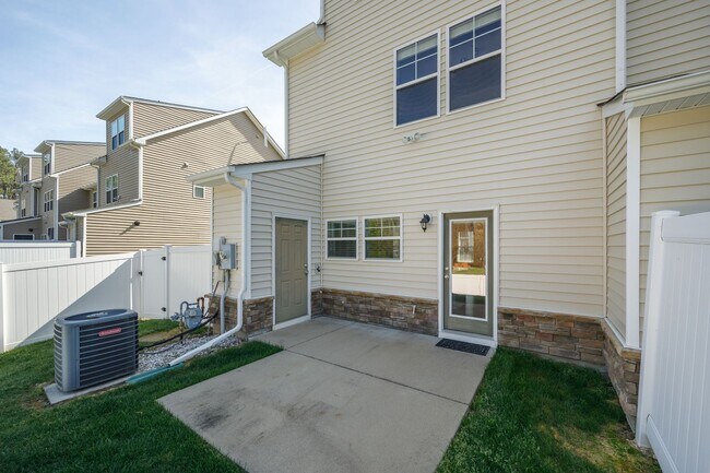 Building Photo - 3 Bedroom Corner Townhome!!! Available Early-Mid April****
