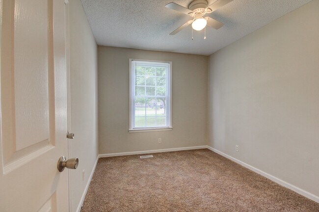 Building Photo - Charming Home With Spacious Living Room and Eat In Kitchen