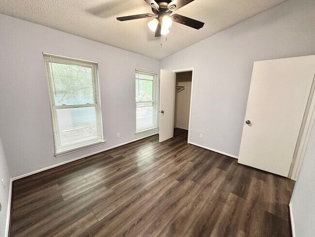 Building Photo - 3822 Southway Dr