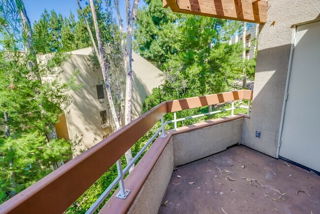 Building Photo - 6960 Golfcrest Dr