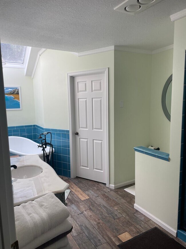 Building Photo - Spacious *2Bed*2.5 Bath over 1750 Sq Ft. Great location Avail Aug. 1.