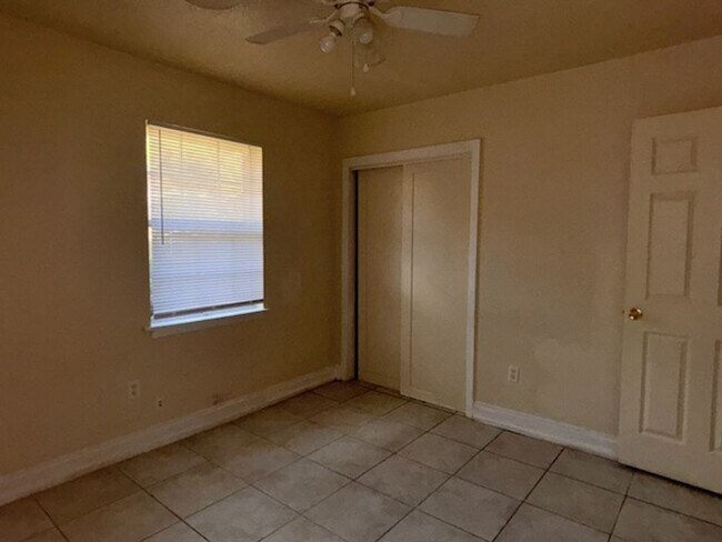 Building Photo - 1853 Smallwood St