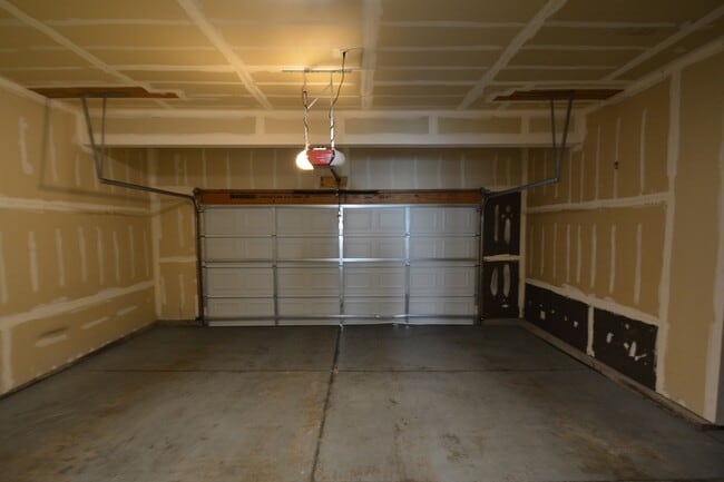 Building Photo - Beautiful townhome near Ft. Carson available to move in!