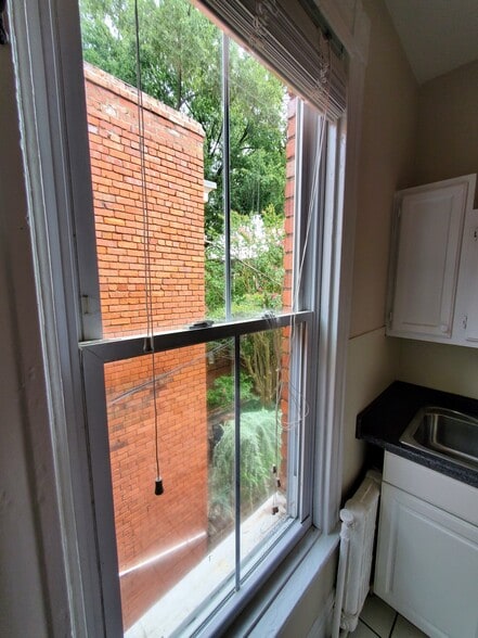 Building Photo - 2111 Hanover Ave