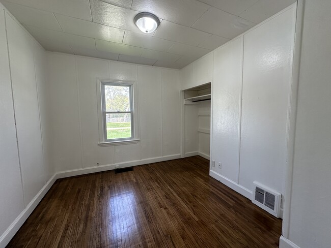 Building Photo - 329 Vincent Ave
