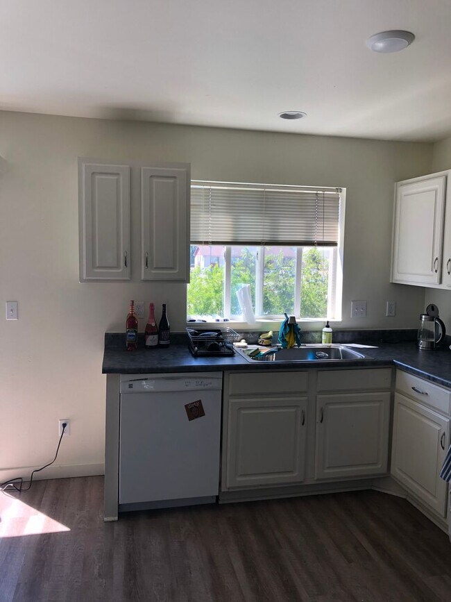 Building Photo - 4 Bedroom Townhome in Hawks Ridge