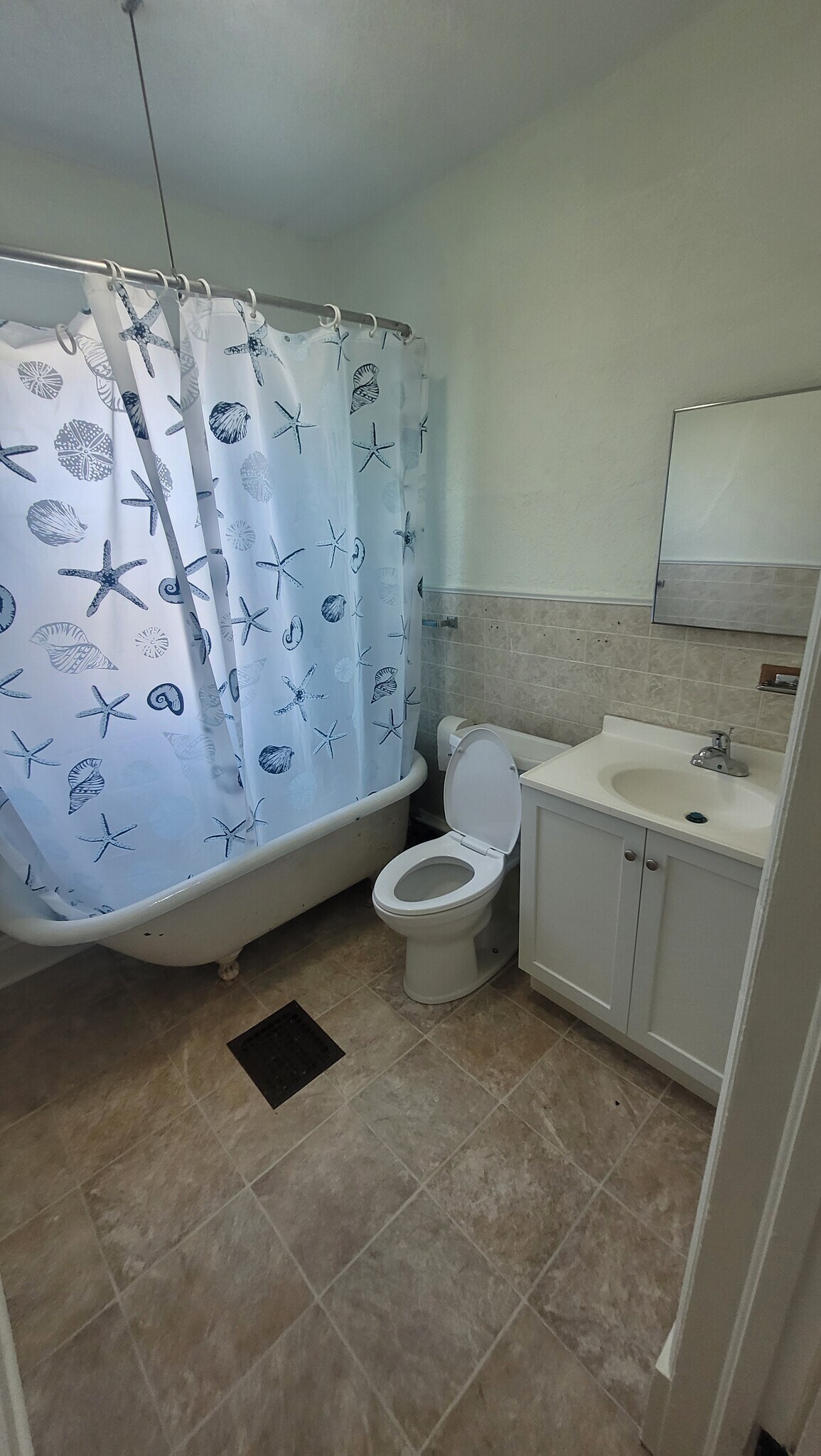 Building Photo - 1822 Charles St