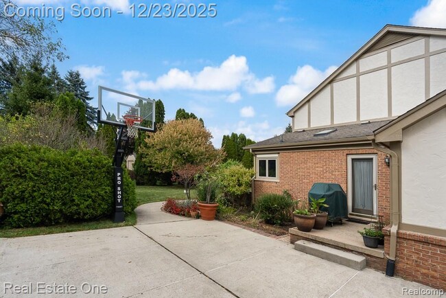 Building Photo - 1574 Devonshire Dr