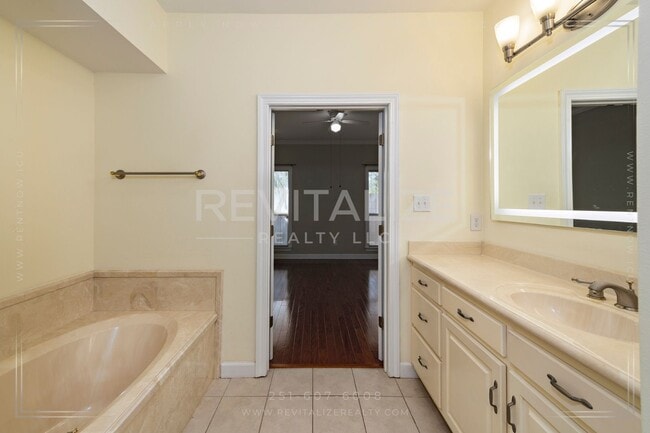 Building Photo - 3 Bed 3 Bath Townhome in West Mobile