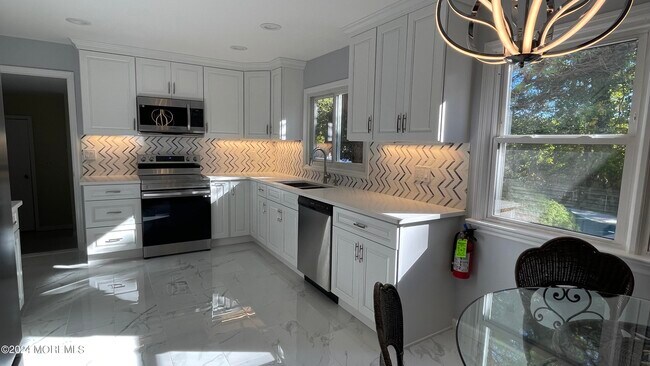 Building Photo - 2 Karen Ct