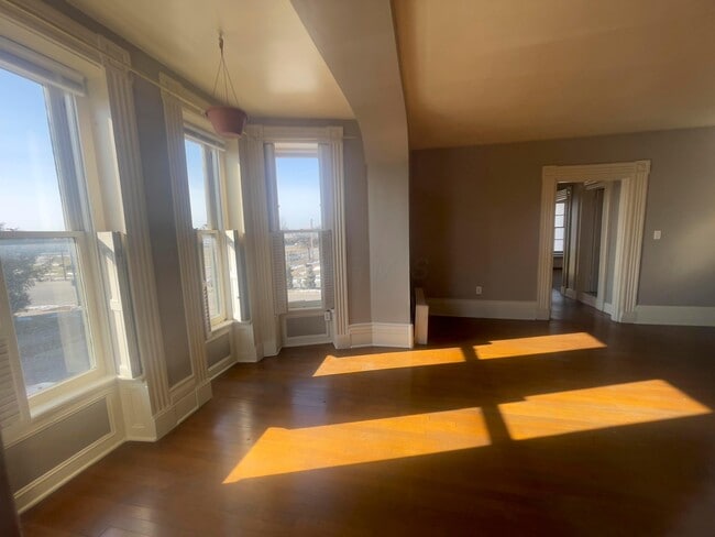 Building Photo - 166 Hudson Ave