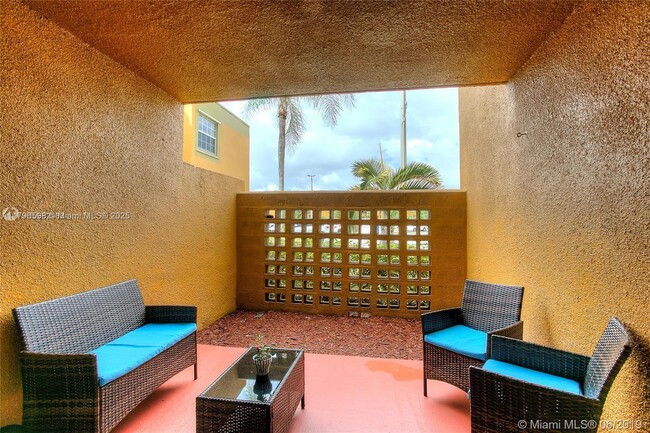 Building Photo - 9711 Fontainebleau Blvd