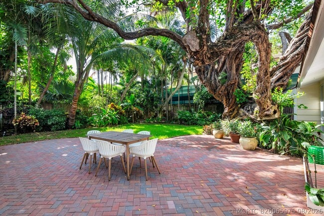 Building Photo - 1161 N Ocean Way