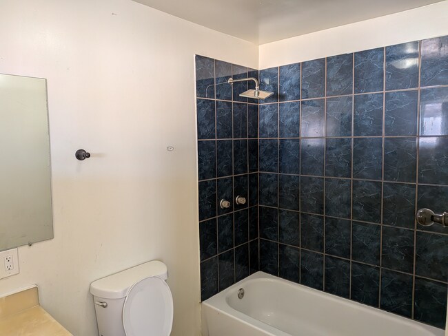 Building Photo - 3652 W Vernon Ave