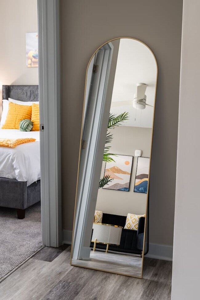 Building Photo - 5825 Sunset Wy