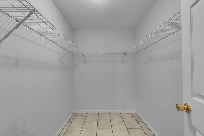 Building Photo - 3/2 Home In Silver Springs Shores