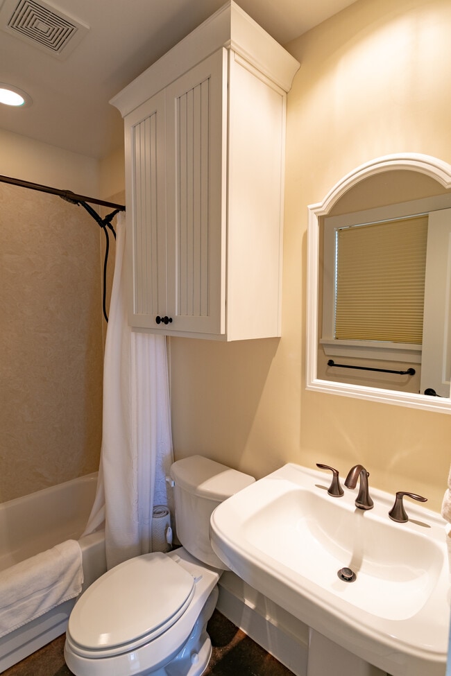 Building Photo - 404 N Meyersville Rd