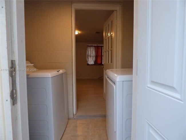 Building Photo - 1135 E Voorhis Ave