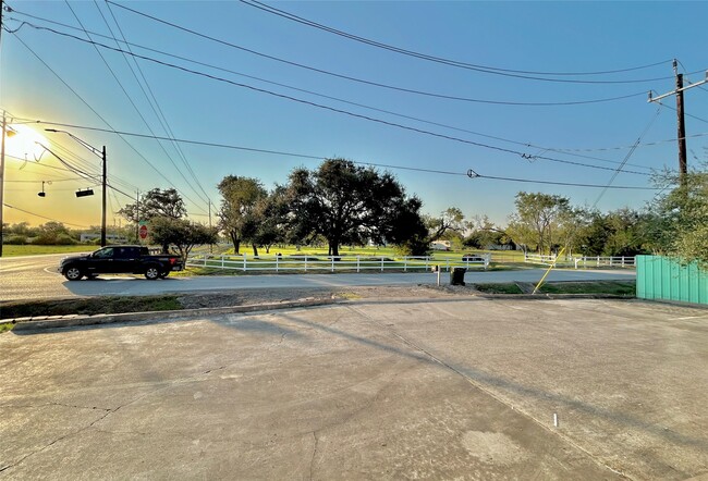 Building Photo - 927 27th St