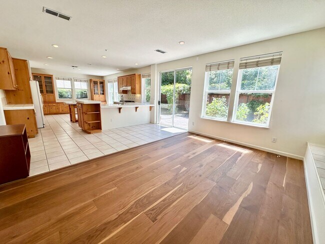 Building Photo - Large 5bd/3ba 3500sqft Home in Hamilton, Novato