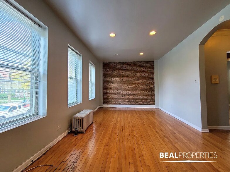 Building Photo - 4237 N Paulina St