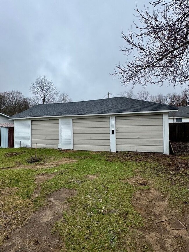 Building Photo - Updated 2 bedroom Niles Home