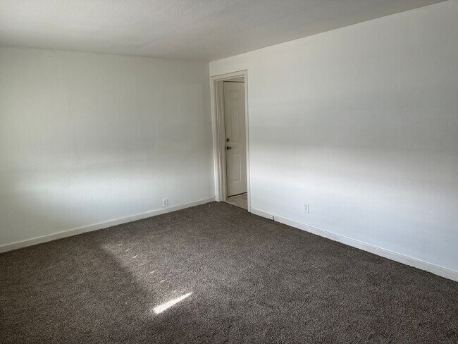 Building Photo - 3 Bed 1 Bath Shadle Park Home - Large Garage