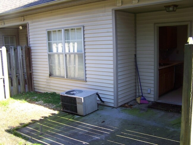 Building Photo - 2 Bath townhouse with hardwood floors and ...